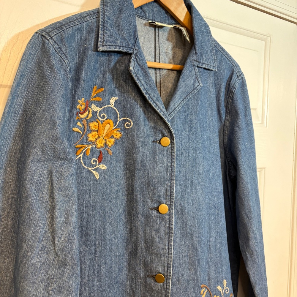 Vintage Womens M Blue Denim Floral Embroidered Button Up Shirt Barn Chore Jacket